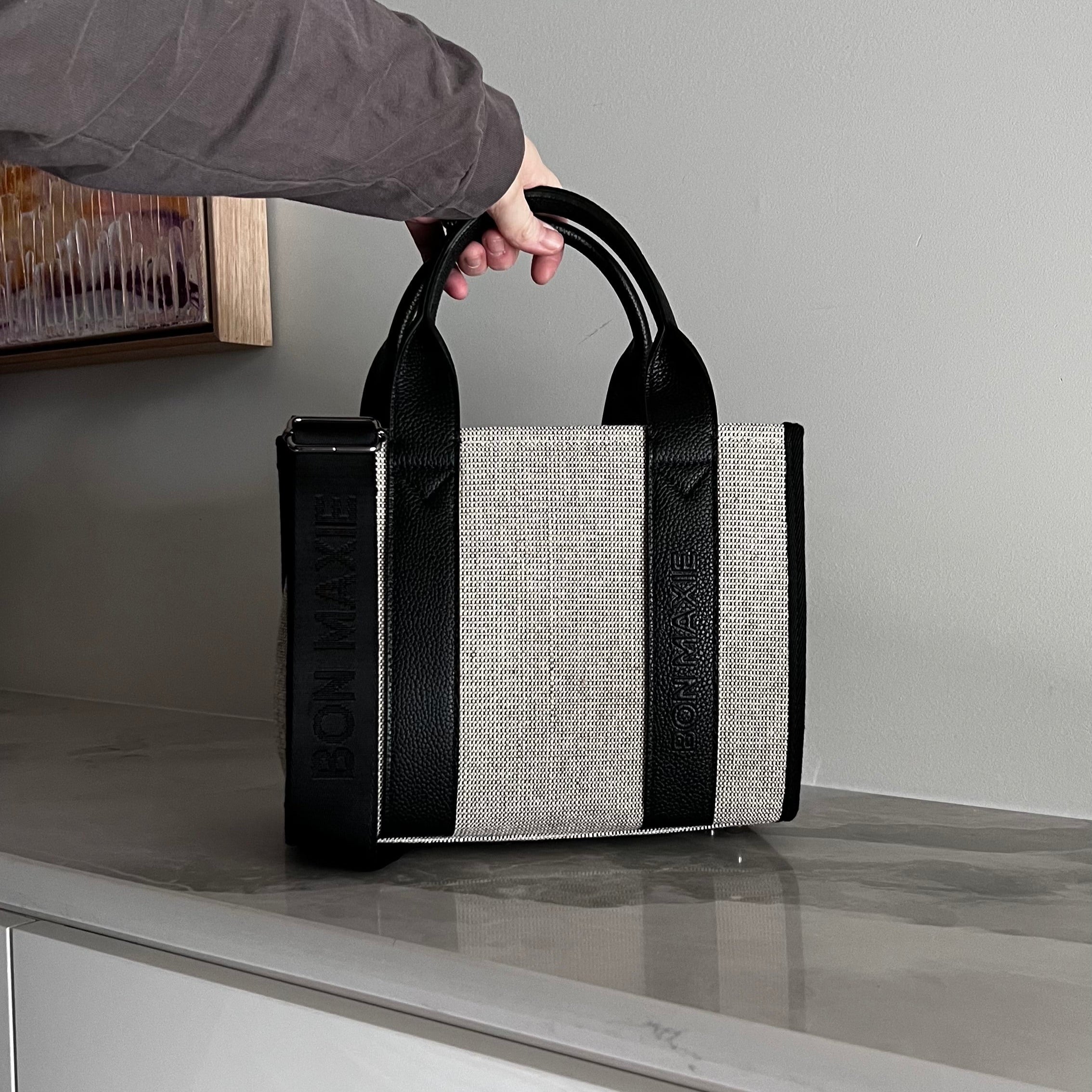 Micro Structured Tote Bag in jute canvas with leather -- Black