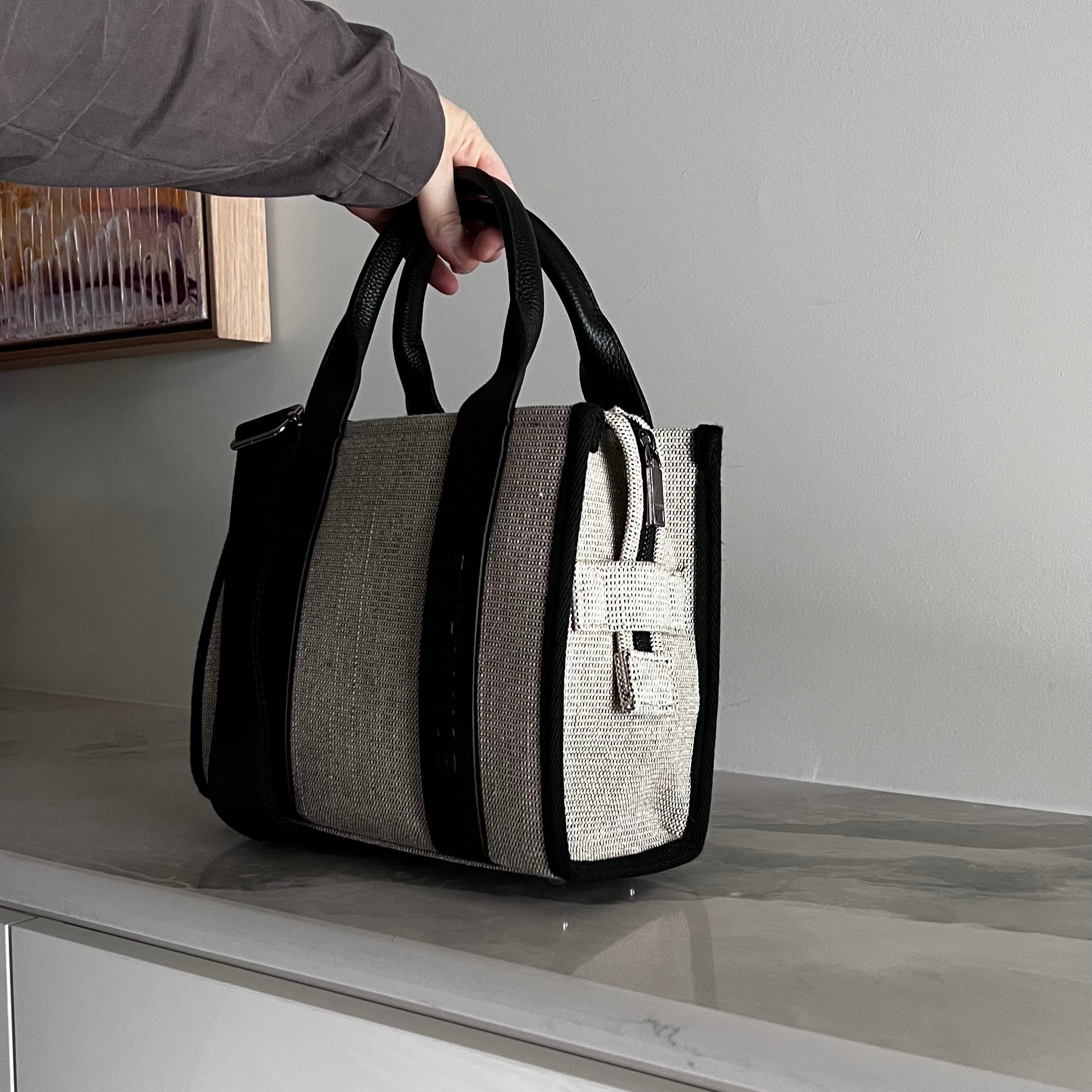 Micro Structured Tote Bag in jute canvas with leather -- Black