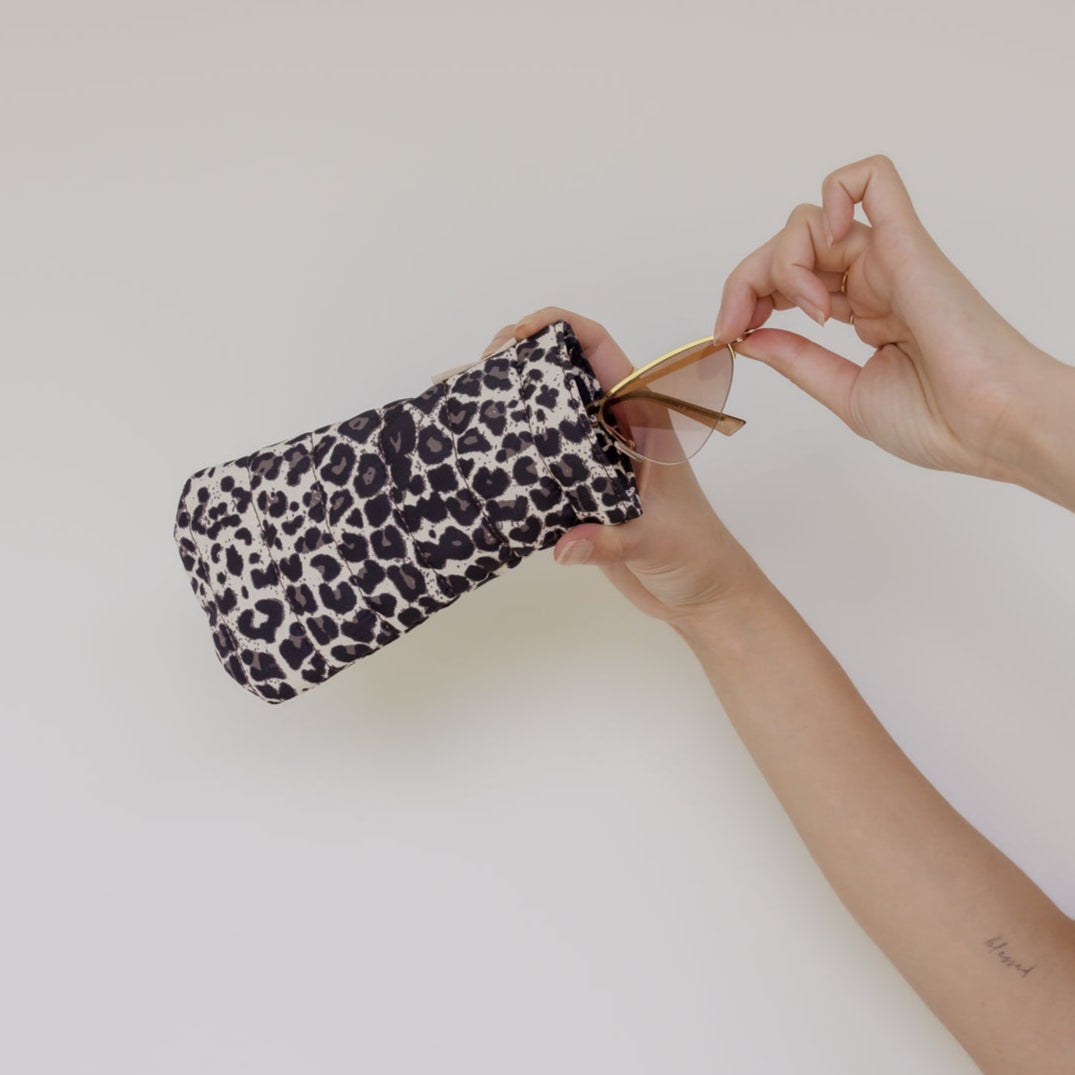 Easy-Squeezy Glasses Case with built-in lens cloth -- Leopard