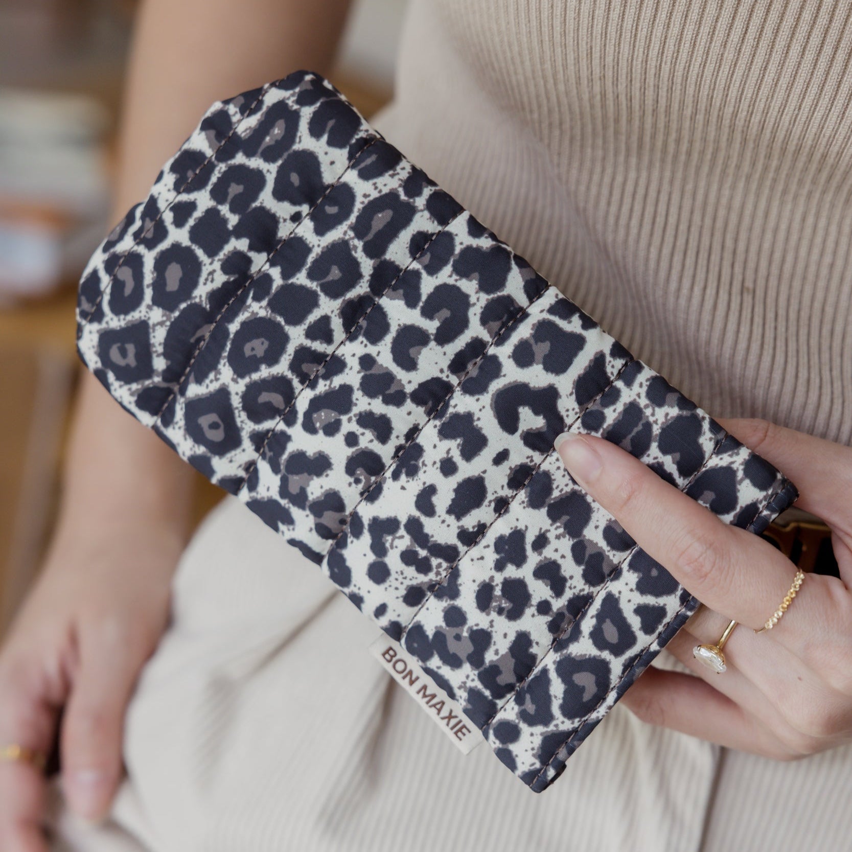 Easy-Squeezy Glasses Case with built-in lens cloth -- Leopard