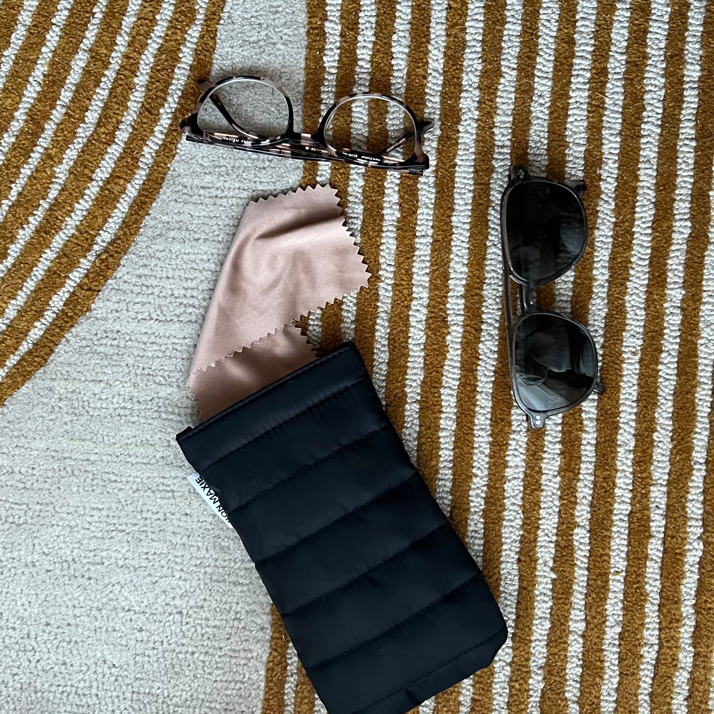 Double Easy-Squeezy Glasses Case with built-in lens cloth -- Black