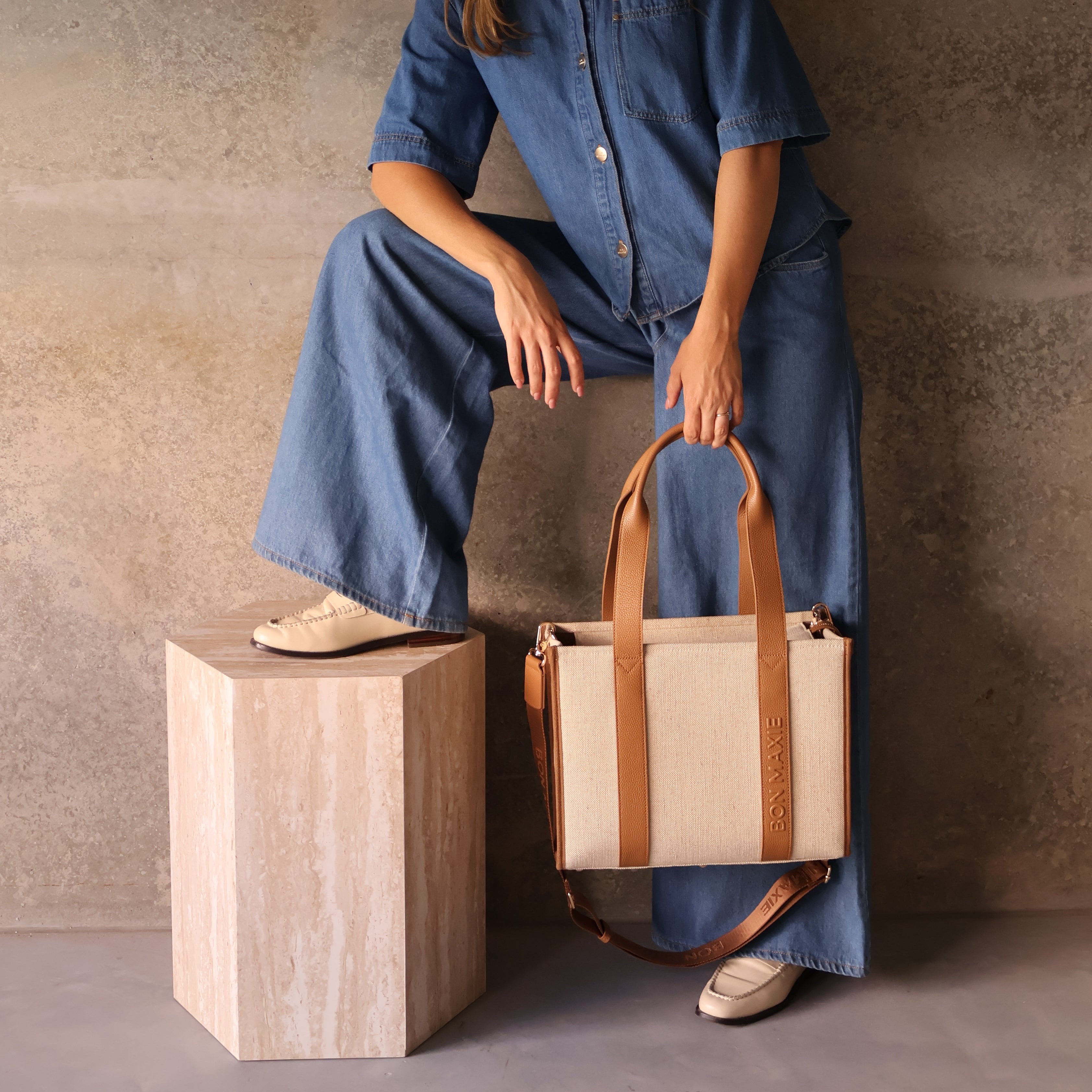 Small Structured Tote Bag in jute canvas with leather -- Tan