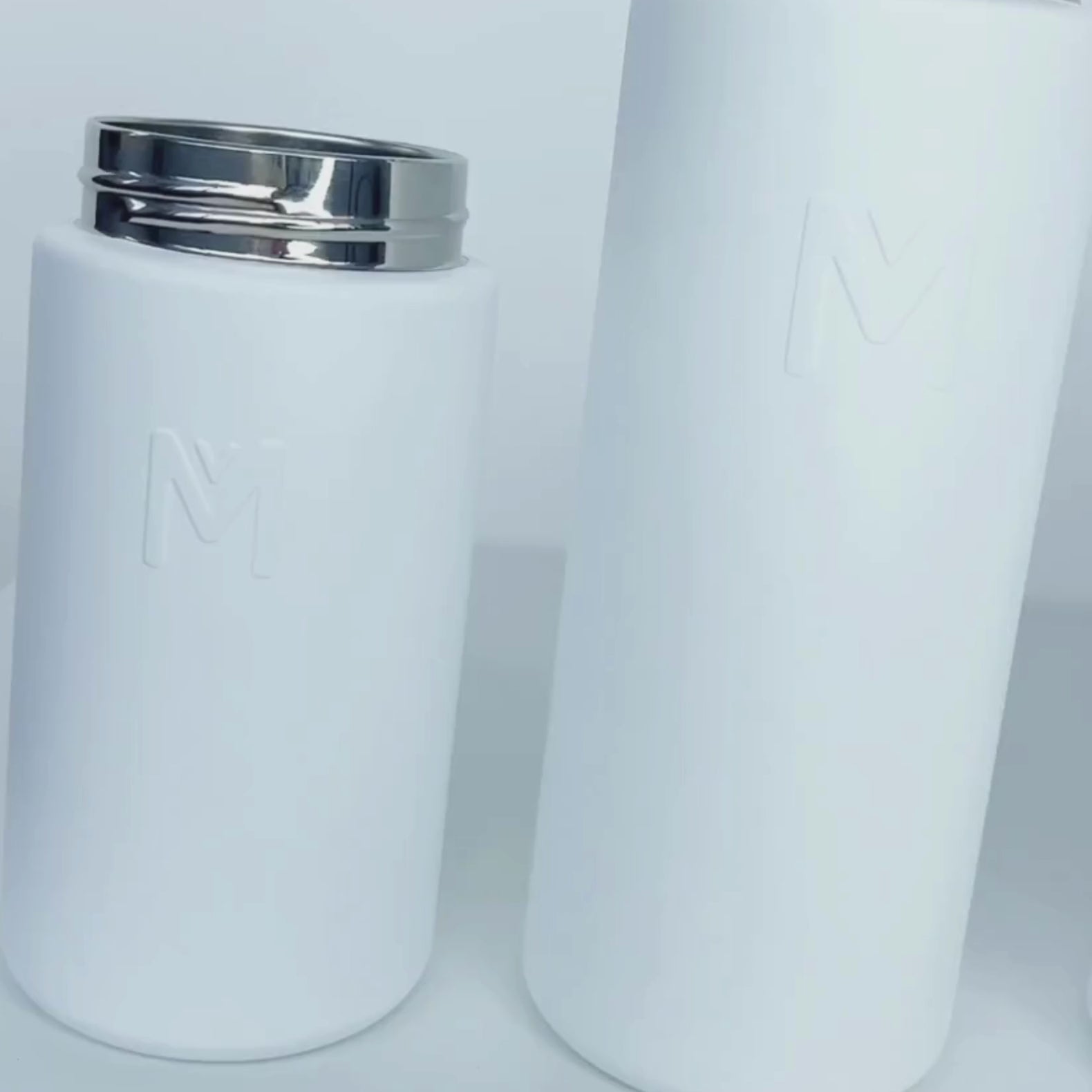 Load video: Insulated Drink Bottle 1L -- Montii Blizzard
